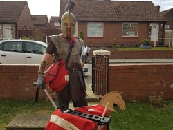 Hibur Orang yang Bosan Isolasi Diri, Pak Pos Antar Surat Pakai Kostum Unik