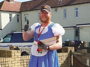 Di Tengah Corona, Tukang Pos Punya Cara Unik Memberi Semangat