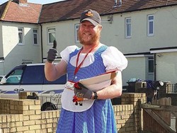 Di Tengah Corona, Tukang Pos Punya Cara Unik Memberi Semangat