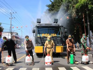 Momentum Forkopimda Banyuwangi Semprot Disinfektan Serentak Lawan Corona