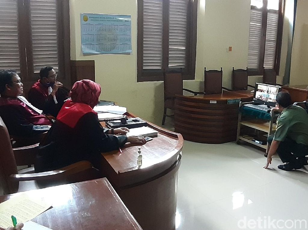 Menengok Suasana Sidang Online Perdana di Pengadilan Sragen Menengok Suasana Sidang Online Perdana di Pengadilan Sragen