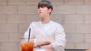 Pesona Tampan Cha Eun Woo Saat Cicip Burger hingga Es Kopi