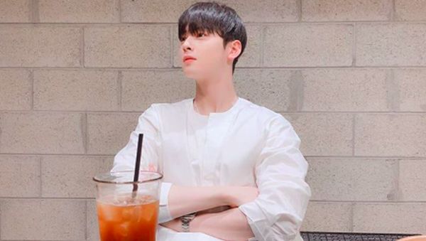 Pesona Tampan Cha Eun Woo Saat Cicip Burger hingga Es Kopi