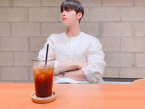 Pesona Tampan Cha Eun Woo Saat Cicip Burger hingga Es Kopi