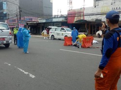 Pakai APD, Paramedis Bandung Evakuasi Pemotor yang Terkapar di Jalan