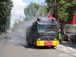 Jalanan Kota Surabaya Disemprot Cairan Disinfektan