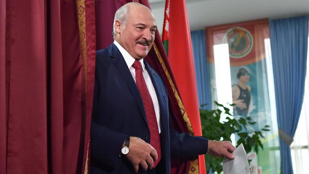 Belarus' President Alexander Lukashenko leaves a polling booth at a polling station during Belarus' parliamentary election in Minsk on November 17, 2019. (Photo by Sergei GAPON / AFP)