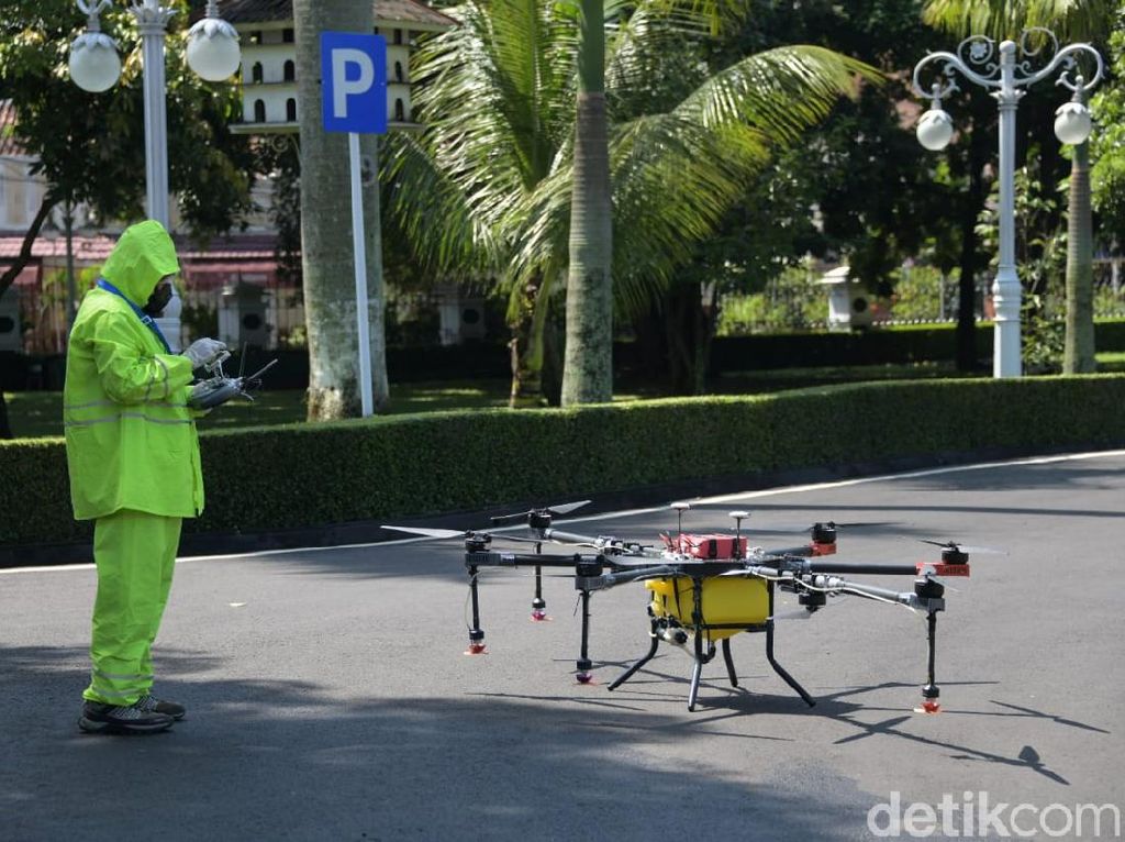 Lawan Corona, Pemprov Jabar Siapkan Drone Disinfektan Lawan Corona, Pemprov Jabar Siapkan Drone Disinfektan