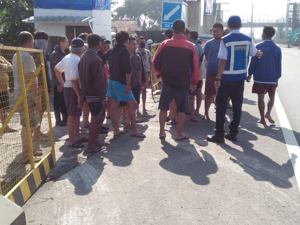 Proyek KCIC Jadi Biang Banjir, Warga Protes Tutup Jalan Tol Padaleunyi Proyek KCIC Jadi Biang Banjir, Warga Protes Tutup Jalan Tol Padaleunyi