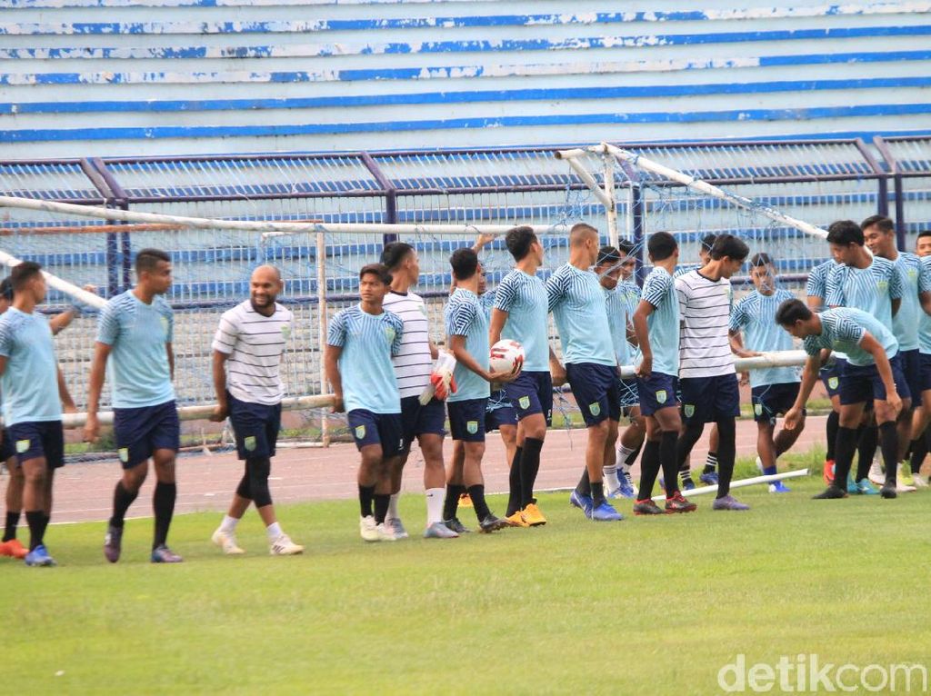 Persela Berkomitmen Tetap Bayar Gaji Pemain Persela Berkomitmen Tetap Bayar Gaji Pemain