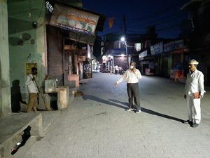 Minta Pusat Bantuan COVID-19 Kirimkan Camilan, Pria Ini Dihukum  Nyapu Jalan