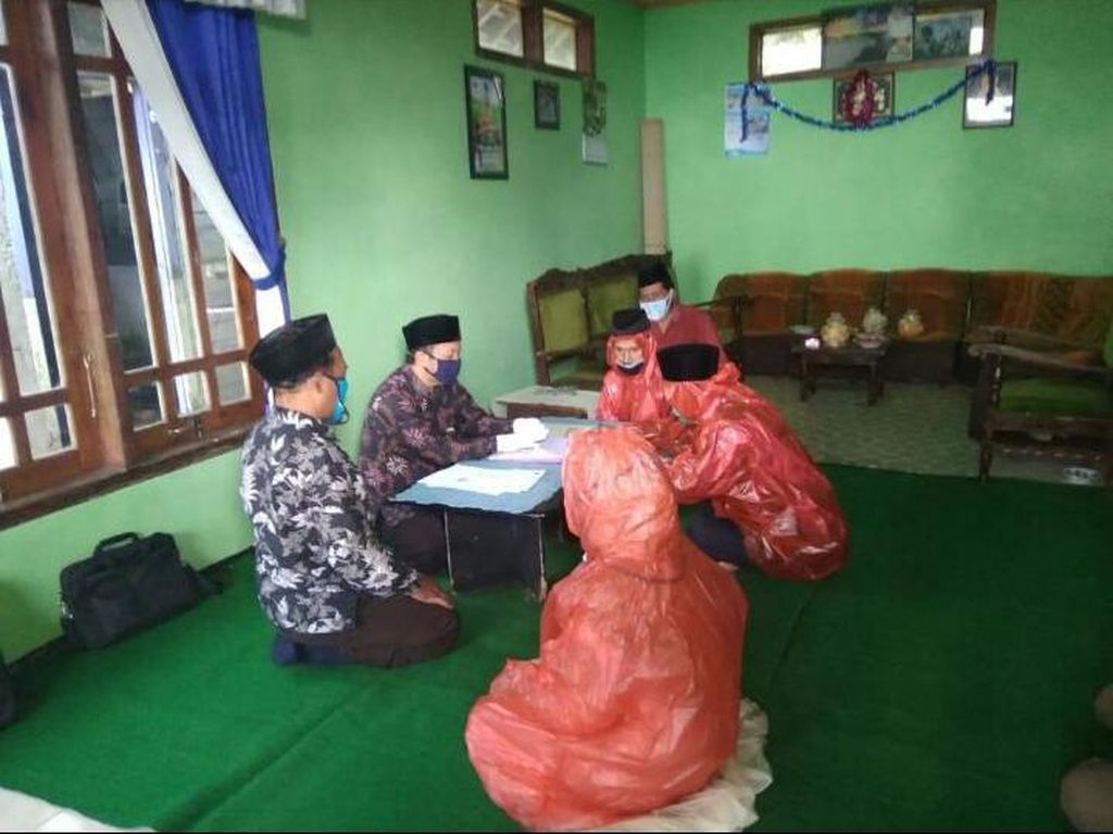 Cerita di Balik Viral Pengantin Berjas Hujan Gegara Corona di Temanggung Cerita di Balik Viral Pengantin Berjas Hujan Gegara Corona di Temanggung