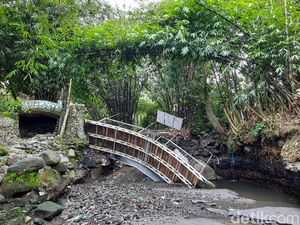 Jembatan Wisata Blue Lagoon Sleman Ambrol, Kerugian Sampai Rp 350 Juta Jembatan Wisata Blue Lagoon Sleman Ambrol, Kerugian Sampai Rp 350 Juta