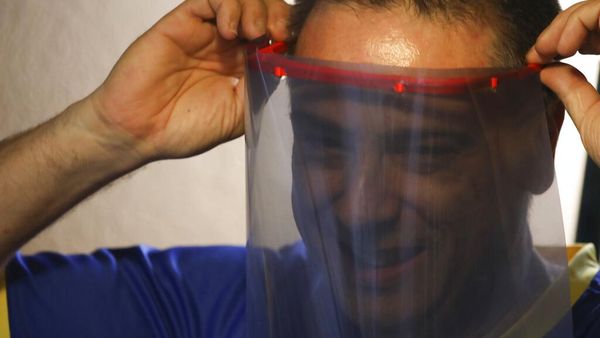 Isolasi Diri yang Bermanfaat Hasilkan Masker untuk Tim Medis