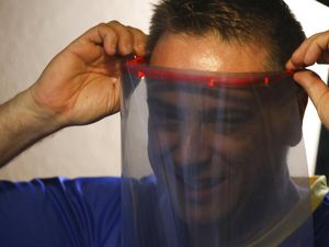 Isolasi Diri yang Bermanfaat Hasilkan Masker untuk Tim Medis