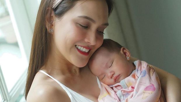 Shandy Aulia dan buah hatinya