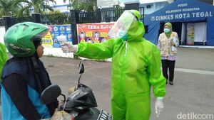 Potret Petugas Pakai APD Jaga Perbatasan Kota Tegal