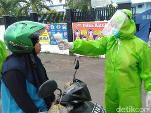 Potret Petugas Pakai APD Jaga Perbatasan Kota Tegal