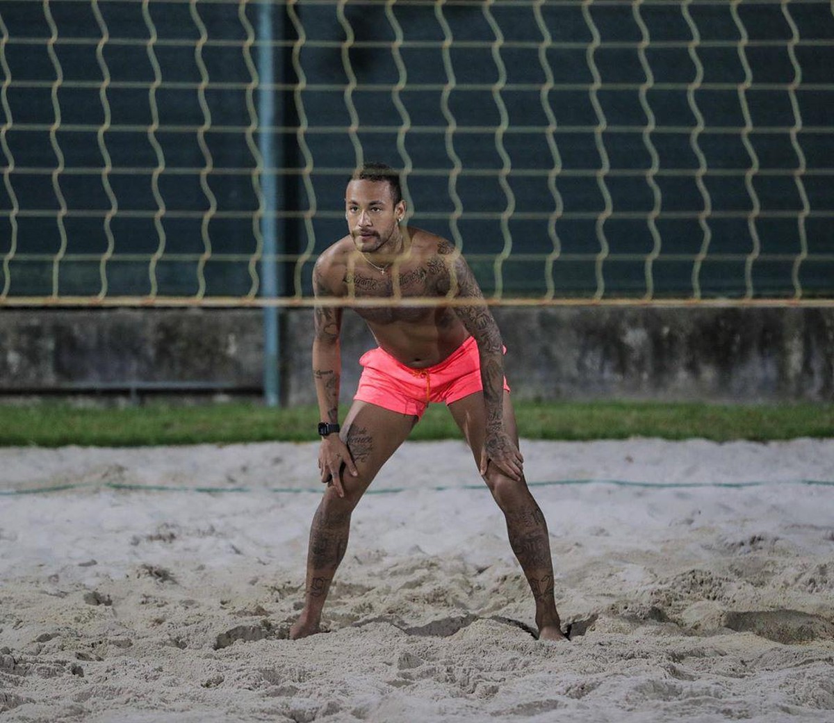 Cara Neymar Tetap Asyik di Rumah: Main Voli, Joged-joged (Instagram @neymarjr)