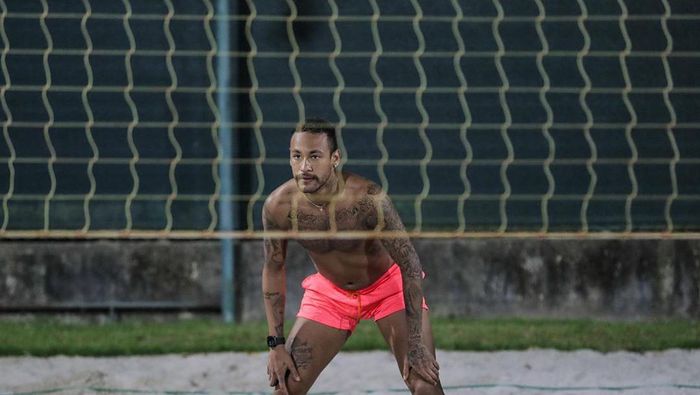 Neymar Neymar main voli pantai di tengah pandemi corona
