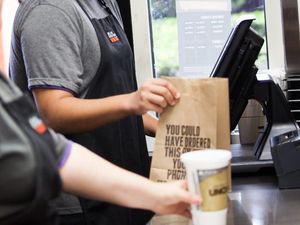 Kejadian Kocak Ojol Saat Antar Makanan dan Aturan Nyeleneh di Restoran