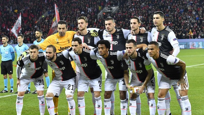 FILE - In this Wednesday, Dec. 11, 2019 filer, Juventus team players pose prior to the start of the Champions League Group D soccer match between Bayer Leverkusen and Juventus at the BayArena in Leverkusen, Germany. Cristiano Ronaldo and his Juventus teammates, combined with coach Maurizio Sarri, have agreed to forgo 90 million euros ($100 million) in wages if the Serie A season does not resume due to the coronavirus outbreak, the club announced Saturday. The new coronavirus causes mild or moderate symptoms for most people, but for some, especially older adults and people with existing health problems, it can cause more severe illness or death. (AP Photo/Martin Meissner, File)