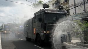 Kendaraan Taktis Polisi Bantu Semprotkan Disinfektan di Jalan