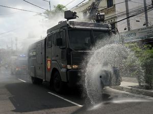 Kendaraan Taktis Polisi Bantu Semprotkan Disinfektan di Jalan Kendaraan Taktis Polisi Bantu Semprotkan Disinfektan di Jalan