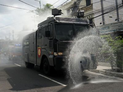 Kendaraan Taktis Polisi Bantu Semprotkan Disinfektan di Jalan