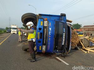 Truk Muat Kayu Terguling di Jalur Arteri Porong, Satu Orang Luka