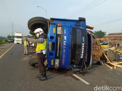 Truk Muat Kayu Terguling di Jalur Arteri Porong, Satu Orang Luka