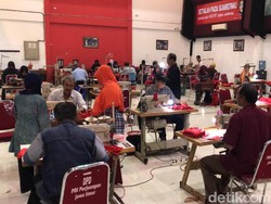 Kantor PDIP Jatim Disulap Jadi Pusat Konveksi, Produksi 1 Juta Masker