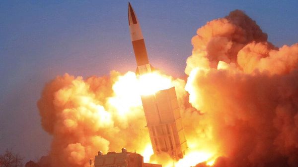 Potret Korea Utara Uji Coba Rudal di Tengah Pandemi Corona