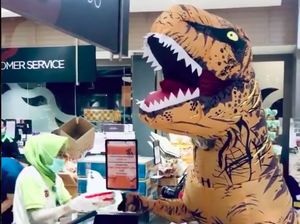 Kocak! Viral T-rex #JagaJarakDulu Belanja ke Mall