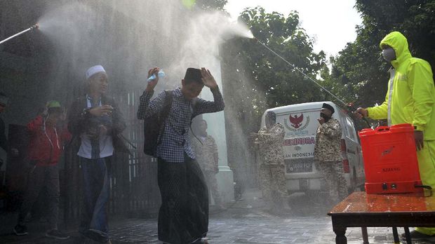 Santri disemprot cairan disinfektan sebelum masuk ke dalam bus di Pondok Pesantren Bahrul Ulum Tambakberas, Jombang, Jawa Timur, Sabtu (28/3/2020). Berbagai pondok pesantren di Jombang memilih memulangkan santri-santrinya ke daerah asalnya, termasuk pesantren Bahrul Ulum Tambakberas sedikitnya 7 ribu santri dipulangkan secara bertahap untuk mencegah penyebaran virus COVID-19. ANTARA FOTO/Syaiful Arif/hp.