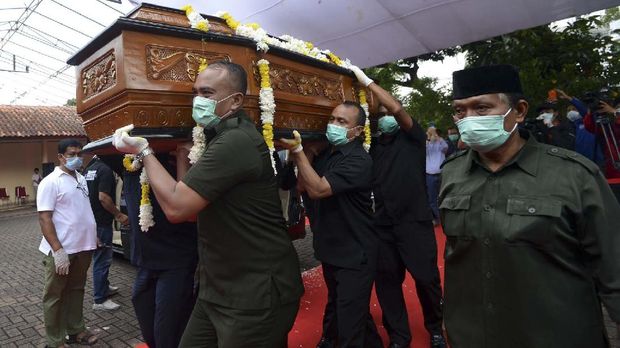 Bob Hasan meninggal karena kanker paru-paru. (