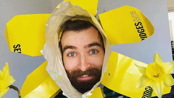 10 Gaya Lucu Orang Kerja di Rumah Pakai Kostum Power Ranger hingga Singa