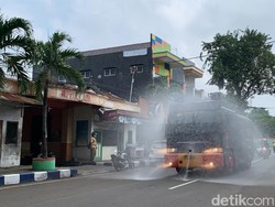 Saat Water Canon dan Mobil Damkar Bojonegoro Semprotkan Disinfektan