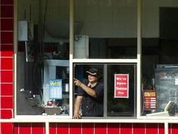 Curhat Miris Pegawai Resto Cepat Saji yang Harus Bekerja di Tengah Corona