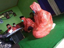 Viral Pengantin Ijab Kabul Pakai Jas Hujan, Ini Kata Kemenag Temanggung