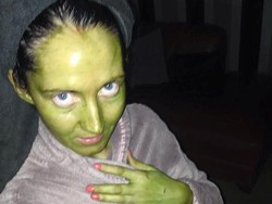 Maksud Hati Mau Tanning, Wanita Ini Malah Berubah Kulitnya Jadi Hijau