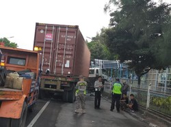 Akibat Sopir Ngantuk, Truk Kontainer Tabrak Halte TransJ Penjaringan