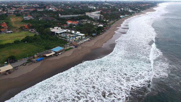 PENUTUPAN OBJEK WISATA DIPERPANJANG Spanduk penutupan kawasan sementara terpasang di kawasan wisata Pantai Jimbaran, Badung, Bali, Rabu (1/4/2020). Pemerintah Kabupaten Badung memperpanjang penghentian operasional sementara objek wisata di wilayahnya hingga 21 April 2020 mendatang sebagai salah satu upaya pencegahan penyebaran COVID-19 atau Virus Corona. ANTARA FOTO/Fikri Yusuf/hp.