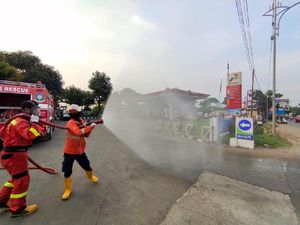 Cegah Covid-19, 12 SPBU dan 4 SPBE di Bekasi Disemprot Disinfektan