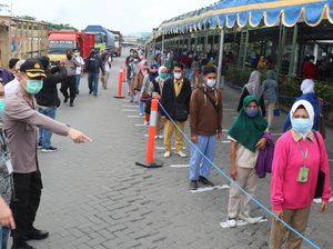 Polisi Sosialisasi Physical Distancing di Kawasan Industri Gresik