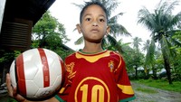 Tsunami Aceh akhir 2004 turut memunculkan kisah bocah Martunis yang ditemukan selamat di antara jenazah korban bencana. Jersey timnas Portugal membalut tubuh mungilnya saat diselamatkan. (Foto: AFP/JEWEL SAMAD)