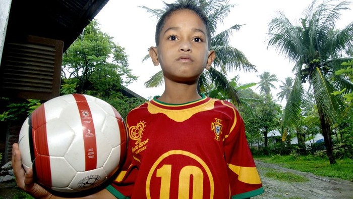 INDONESIA-ASIA-QUAKE-1YEAR-WITNESS-THE YOUNG SOCCER FAN, Blatter, Martunis TO GO WITH STORY