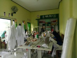 Pelajar SMK di Lamongan Produksi APD Tenaga Medis, Khofifah Terharu