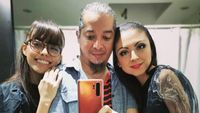 Foto: Pria yang Menjalani Hidup Poliamori, Akur Bersama Istri dan Kekasih