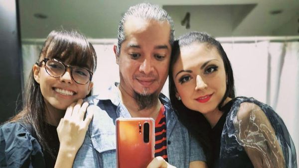 Foto: Pria yang Menjalani Hidup Poliamori, Akur Bersama Istri dan Kekasih
